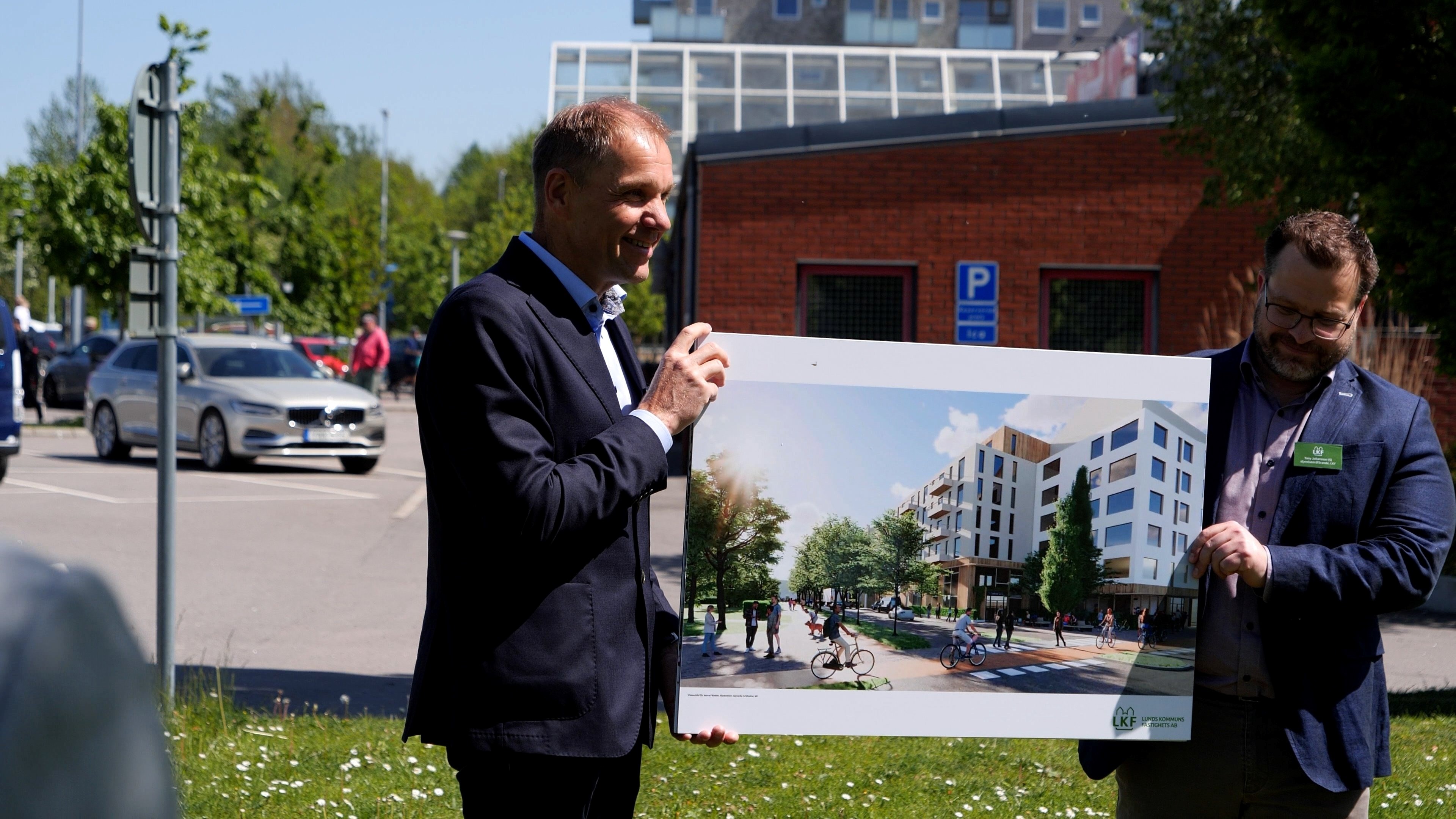 Fredrik Millertson och Tony Johansson framför en bild av framtida fäladstorget