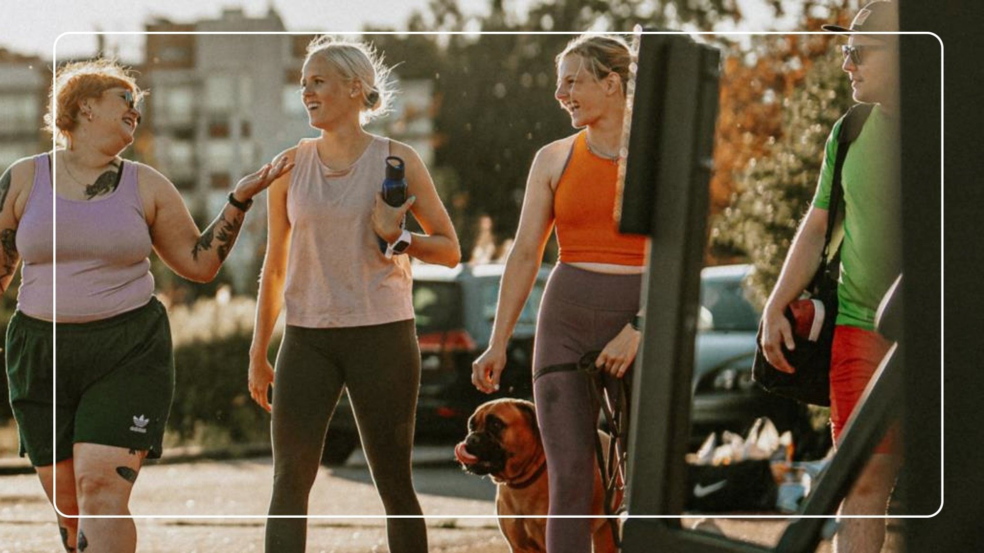 tre kvinnor och en man som tränar