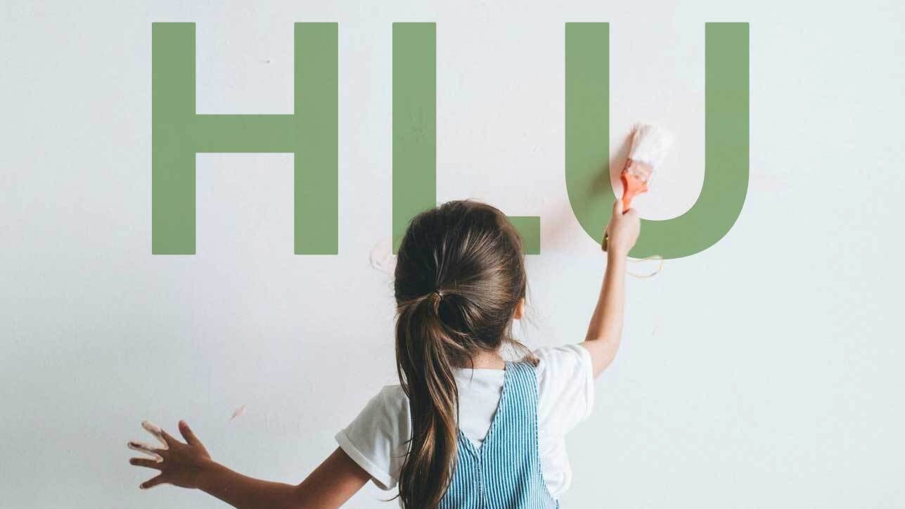 Flicka som målar på vägg